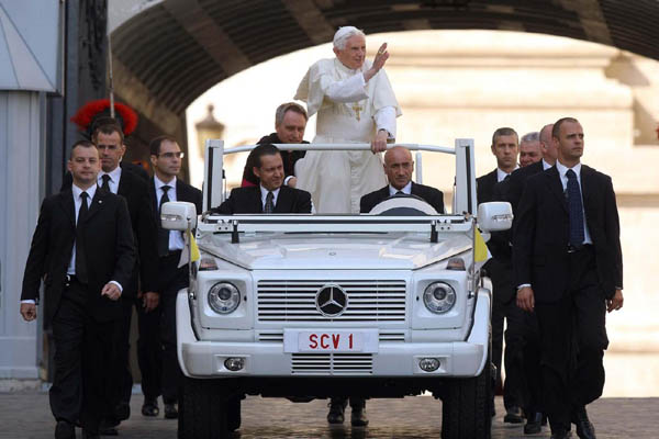 Benedetto XVI riappare in pubblico, paura per la sua salute Benedetto XVI riappare in pubblico, paura per la sua salute