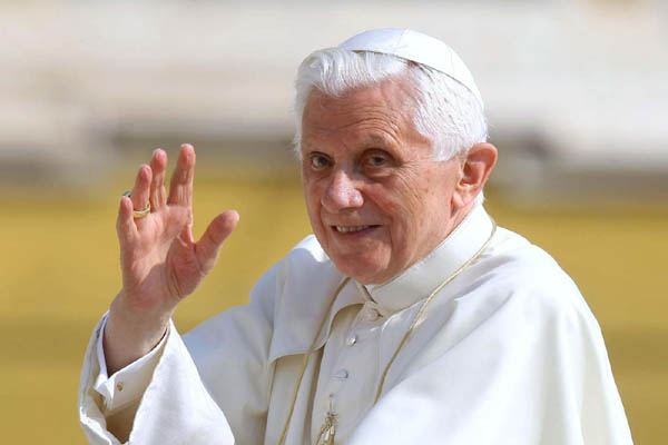 Benedetto XVI riappare in pubblico, paura per la sua salute Benedetto XVI riappare in pubblico, paura per la sua salute