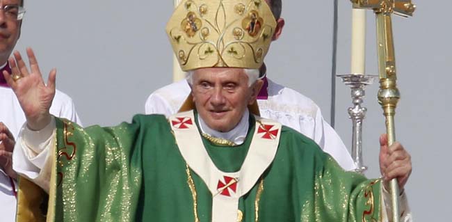 Benedetto XVI riappare in pubblico, paura per la sua salute Benedetto XVI riappare in pubblico, paura per la sua salute