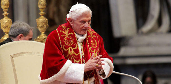 Benedetto XVI riappare in pubblico, paura per la sua salute Benedetto XVI riappare in pubblico, paura per la sua salute