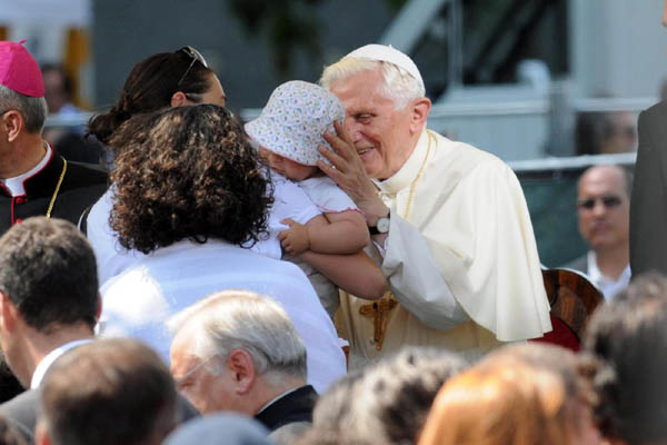Benedetto XVI riappare in pubblico, paura per la sua salute Benedetto XVI riappare in pubblico, paura per la sua salute