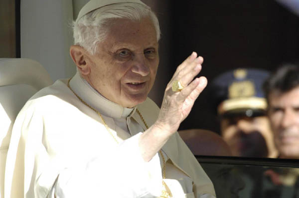 Benedetto XVI riappare in pubblico, paura per la sua salute Benedetto XVI riappare in pubblico, paura per la sua salute