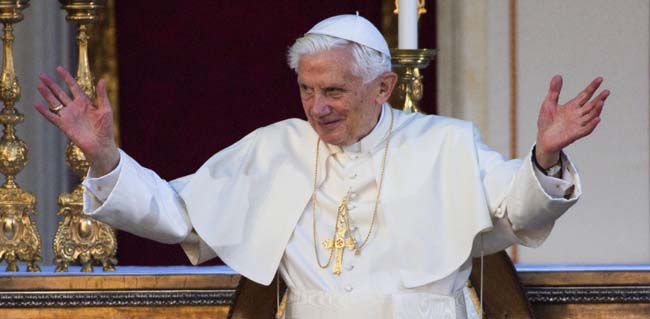 Benedetto XVI riappare in pubblico, paura per la sua salute Benedetto XVI riappare in pubblico, paura per la sua salute
