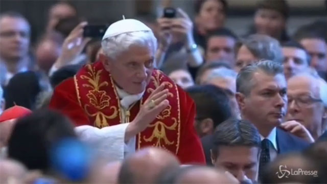 Benedetto XVI riappare in pubblico, paura per la sua salute Benedetto XVI riappare in pubblico, paura per la sua salute