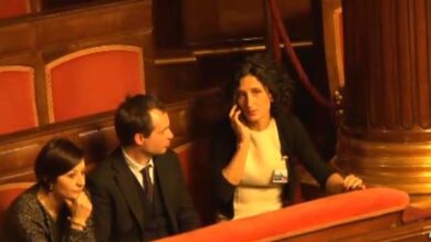 VIDEO: Agnese Renzi in Senato per il marito neo premier