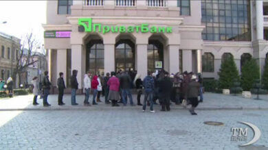 VIDEO: In Crimea torna il rublo, tutti in coda davanti alle banche