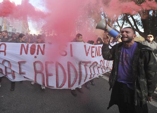 Pugno di ferro contro le occupazioni. Blitz contro i movimenti per la casa Pugno di ferro contro le occupazioni. Blitz contro i movimenti per la casa