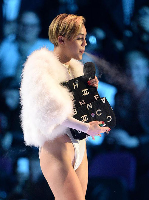 Miley Cyrus e il nuovo “scandalo”. Spinello nel camerino