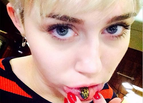 Miley Cyrus e il nuovo “scandalo”. Spinello nel camerino