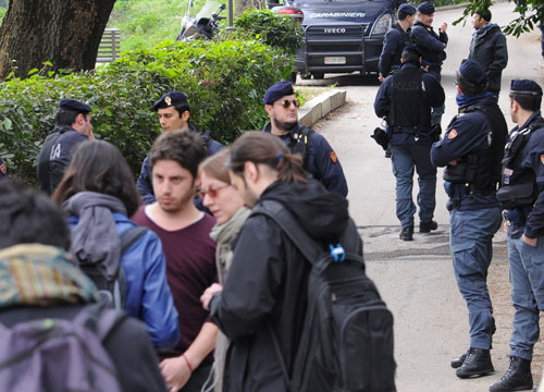 Pugno di ferro contro le occupazioni. Blitz contro i movimenti per la casa Pugno di ferro contro le occupazioni. Blitz contro i movimenti per la casa