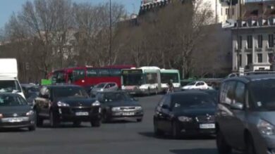 VIDEO: Lo smog soffoca Parigi, si circola a targhe alterne