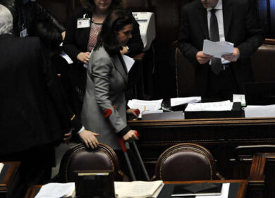 Cade sulla pista da sci. Laura Boldrini alla Camera con le stampelle