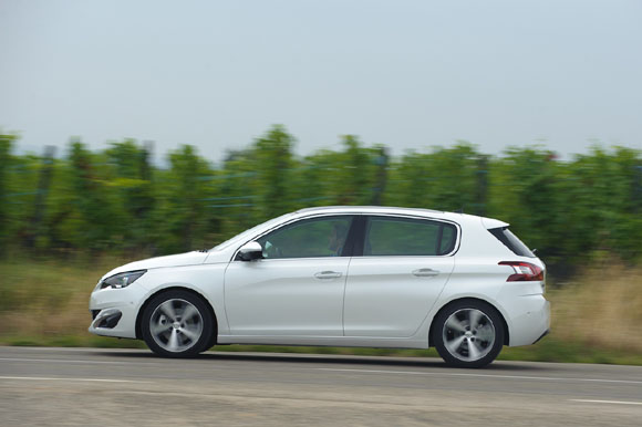 Record di consumi per la PEUGEOT 308 con il nuovo motore PureTech