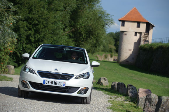 Record di consumi per la PEUGEOT 308 con il nuovo motore PureTech