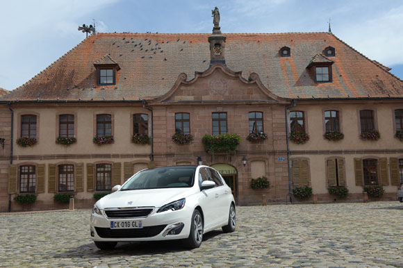 Record di consumi per la PEUGEOT 308 con il nuovo motore PureTech