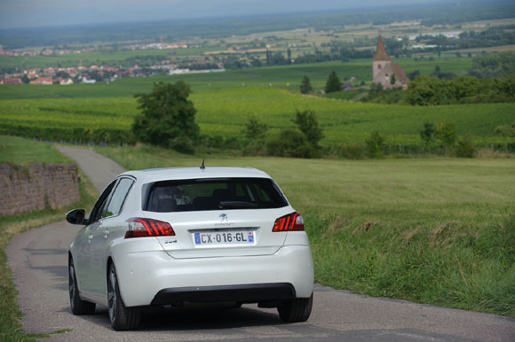 Record di consumi per la PEUGEOT 308 con il nuovo motore PureTech