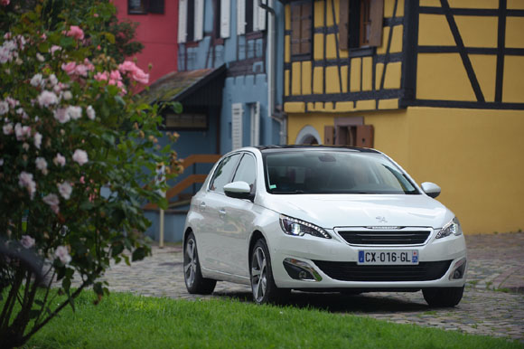 Record di consumi per la PEUGEOT 308 con il nuovo motore PureTech