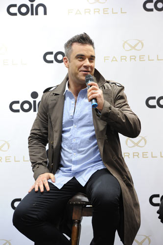 Robbie Williams: “Sono stato rapito dagli alieni”. Il nuovo racconto… Robbie Williams: “Sono stato rapito dagli alieni”. Il nuovo racconto…