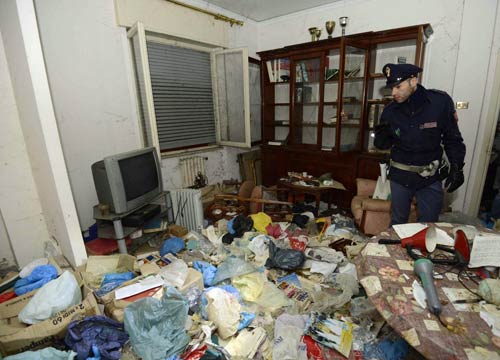 Parigi, ritrovati quattro bambini segregati dalla nascita Parigi, ritrovati quattro bambini segregati dalla nascita