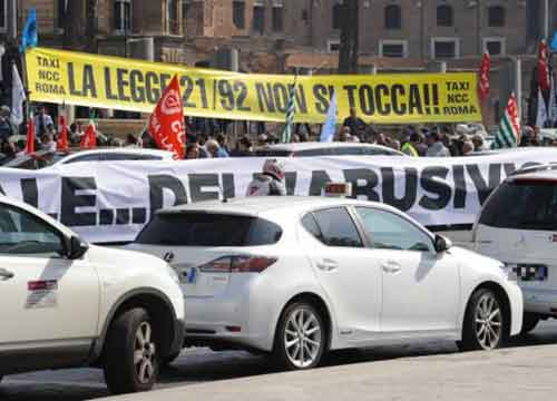 Taxi in piazza contro Ncc abusivi Taxi in piazza contro Ncc abusivi