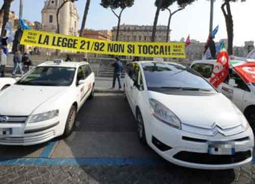 Taxi in piazza contro Ncc abusivi Taxi in piazza contro Ncc abusivi