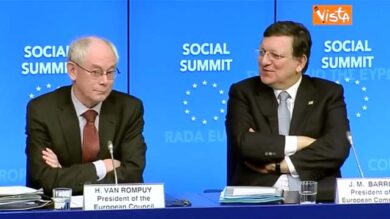 VIDEO: Bruxelles, giornalista chiede di Renzi: Barroso e Van Rompuy si guardano e ridono