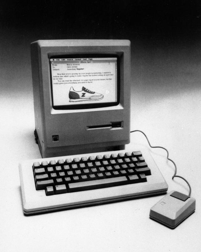 Cook perseguitato dallo spettro di Jobs: tutti i segreti di Apple Cook perseguitato dallo spettro di Jobs: tutti i segreti di Apple
