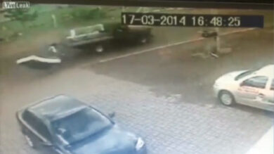 VIDEO: Trasloco in bicicletta, salvo per miracolo: auto contro ciclista
