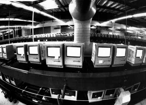 Cook perseguitato dallo spettro di Jobs: tutti i segreti di Apple Cook perseguitato dallo spettro di Jobs: tutti i segreti di Apple
