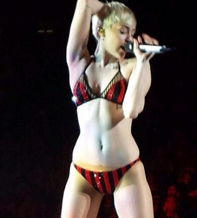 Miley Cyrus, tragedia sfiorata: va a fuoco il pullman della tournée