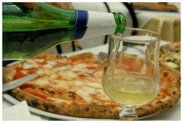 Rivalutato il cibo spazzatura. Cheeseburger e tequila? Fanno dimagrire Rivalutato il cibo spazzatura. Cheeseburger e tequila? Fanno dimagrire