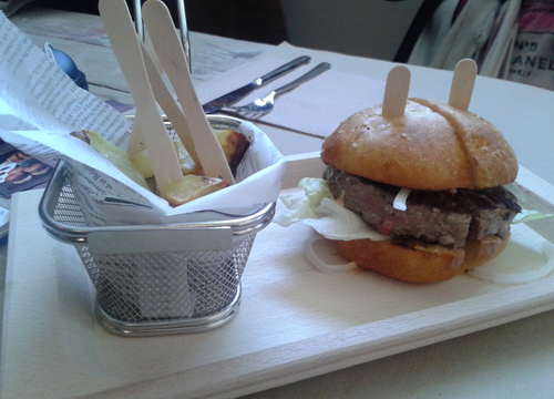 Rivalutato il cibo spazzatura. Cheeseburger e tequila? Fanno dimagrire Rivalutato il cibo spazzatura. Cheeseburger e tequila? Fanno dimagrire