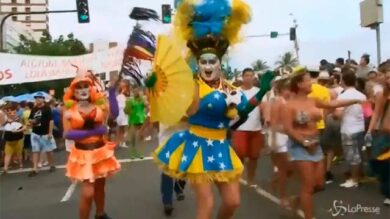 VIDEO: Brasile, drag queen al ritmo della banda di Ipanema: Carnevale e diritti civili
