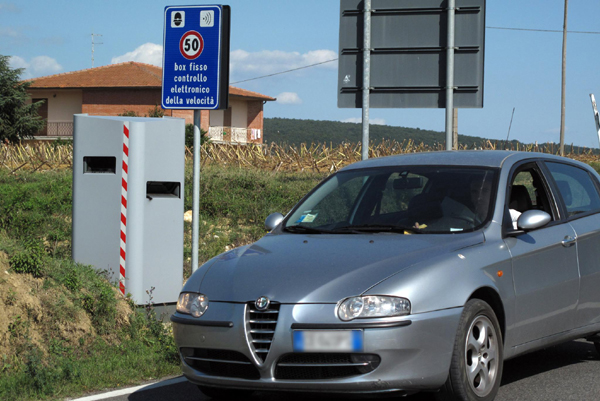 Autovelox come le strisce blu: “Le multe sono illegittime” Autovelox come le strisce blu: “Le multe sono illegittime”