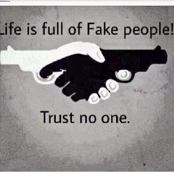 Balo strano tweet (“Tanta gente falsa”) con foto. Seedorf salva la panca