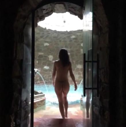 Nuova tendenza, lo yoga senza veli. “Migliora il rapporto col corpo” Nuova tendenza, lo yoga senza veli. “Migliora il rapporto col corpo”