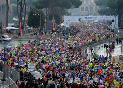 Maratona Roma: è record day. Storico trionfo di Alex Zanardi Maratona Roma: è record day. Storico trionfo di Alex Zanardi