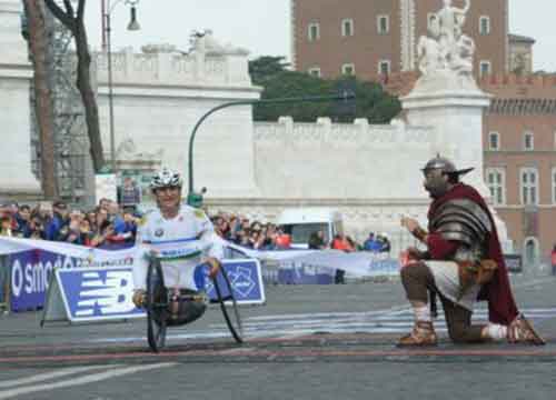 Maratona Roma: è record day. Storico trionfo di Alex Zanardi Maratona Roma: è record day. Storico trionfo di Alex Zanardi