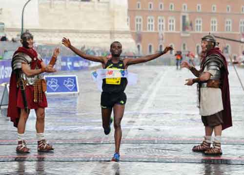Maratona Roma: è record day. Storico trionfo di Alex Zanardi Maratona Roma: è record day. Storico trionfo di Alex Zanardi