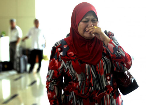 Malaysia Airlines, il giallo della rotta. Rabbia dei parenti