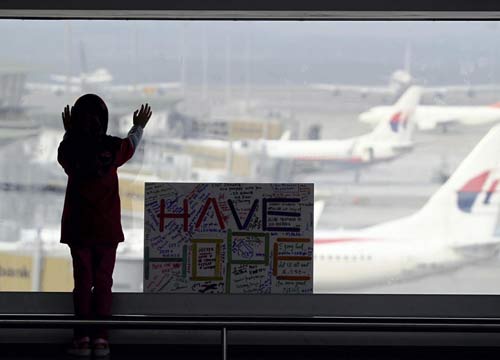 Malaysia Airlines, il giallo della rotta. Rabbia dei parenti