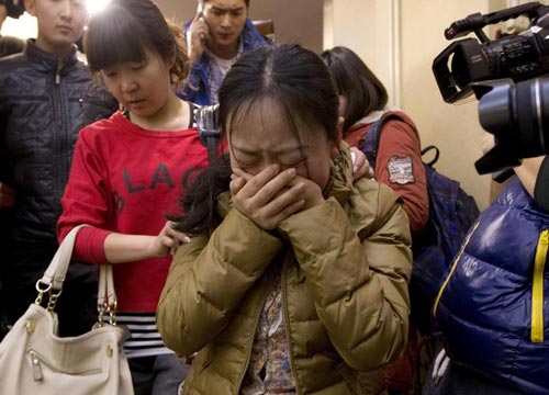 Malaysia Airlines, il giallo della rotta. Rabbia dei parenti