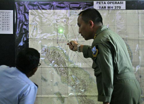 Malaysia Airlines, il giallo della rotta. Rabbia dei parenti