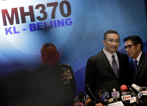 Malaysia Airlines, il giallo della rotta. Rabbia dei parenti