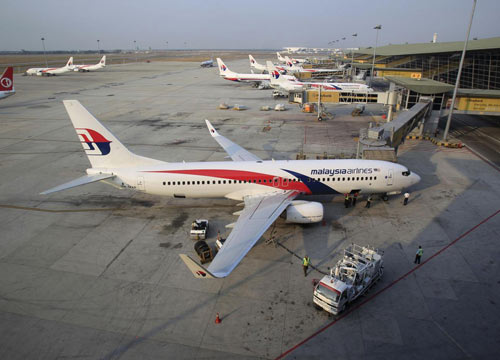 Malaysia Airlines, il giallo della rotta. Rabbia dei parenti