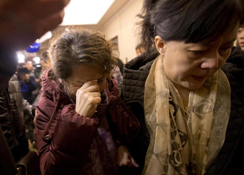 Malaysia Airlines, il giallo della rotta. Rabbia dei parenti