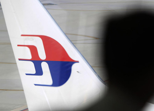 Malaysia Airlines, il giallo della rotta. Rabbia dei parenti