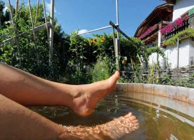 A piedi nudi sulla rugiada. Vacanza nel maso con il metodo Kneipp