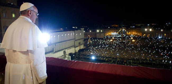 Il mondo cattolico invade Roma. Ultrafedeli per Wojtyla-Roncalli Il mondo cattolico invade Roma. Ultrafedeli per Wojtyla-Roncalli