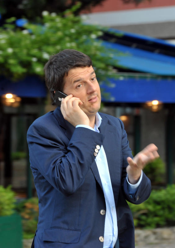 Renzi diventa mr milione: è il leader Ue più seguito su Twitter